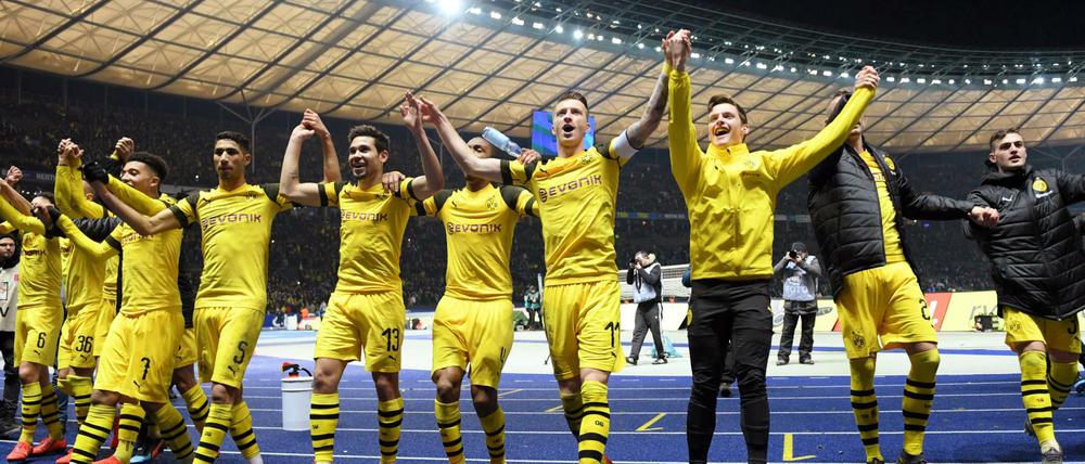 Der Fußball-Bundesligist Borussia Dortmund lässt sich in einer TV-Dokumentation von Aljoscha Pause in der Nahaufnahme zeigen. Im Bild die Borussen nach dem Sieg gegen Hertha BSC. 