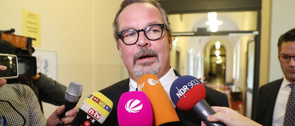 Christian Schertz, Anwalt und Verteidiger des ZDF-Moderators Jan Böhmermann, sieht den Vorwurf der Beleidigung als nichtig an.