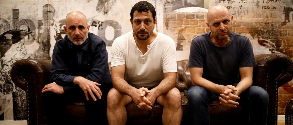 Haben bei der umstrittenen TV-Serie "Our Boys" Regie geführt. Die Israelis Hagai Levi (links) und Joseph Cedar (rechts) und der Palästinenser Tawfik Abu Wael. 