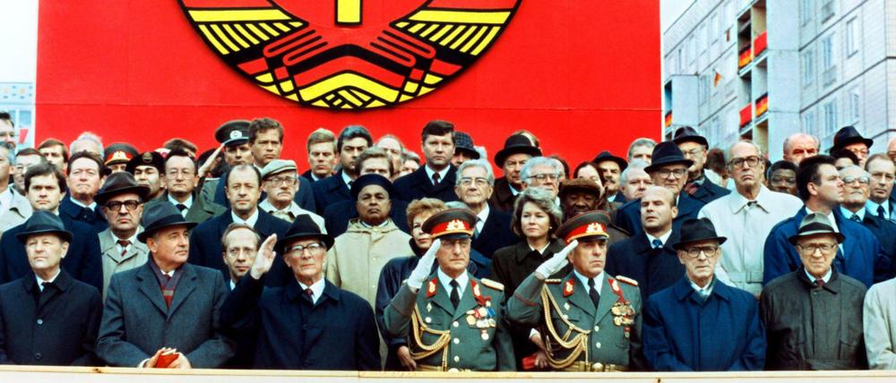 Die Ehrentribüne auf der Karl-Marx-Allee während der Militärparade am 7. Oktober 1989 in Ost-Berlin mit dem sowjetischen Staats- und Parteichef Michail Gorbatschow (2.v.l.), dem DDR-Staatsratsvorsitzenden und SED-Generalsekretär Erich Honecker (3.v.l.), Raissa Gorbatschowa (hinter Honecker), die Frau des sowjetischen Präsidenten und Willi Stoph (3.v.r.), Ministerpräsident der DDR. 