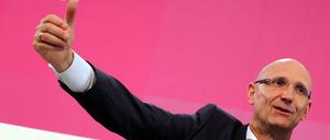 ARCHIV - Der Vorstandsvorsitzende der Deutschen Telekom, Timotheus Höttges, gibt am 06.03.2014 in Bonn (Nordrhein-Westfalen) die Unternehmenszahlen bekannt. Foto: Oliver Berg/dpa (zu dpa:"Pläne der Telekom für «Spezialdienste» im Netz stoßen auf Widerstand" vom 30.10.2015) +++(c) dpa - Bildfunk+++