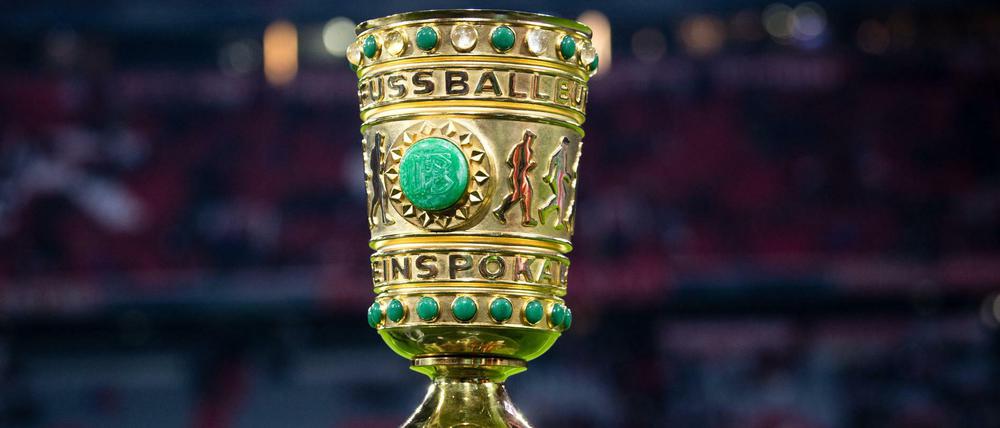 Eine begehrte Trophäe - auch für die TV-Sender. Der DFB-Pokal. 