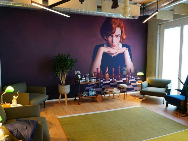 2000 Quadratmeter Bürofläche stehen den 80 Netflix-Mitarbeitern in Berlin zur Verfügung. Jeder Raum ist nach einer Netflix-Produktion wie hier "Damengambit" gestaltet.