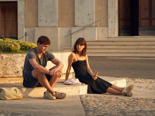 Romantik auf der Piazza: Marianne und Connell beim Urlaub in Italien.