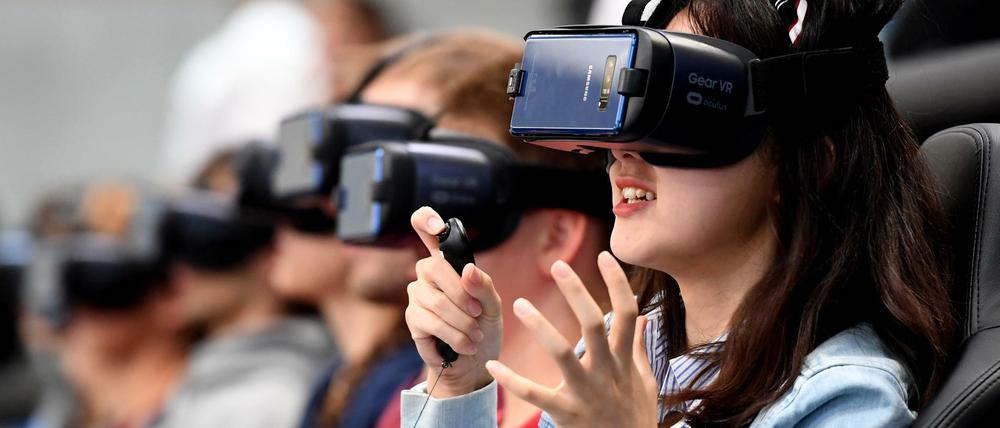 Besucher der Elektronikmesse IFA erkunden mit 360-Grad-Brillen virtuelle Welten.