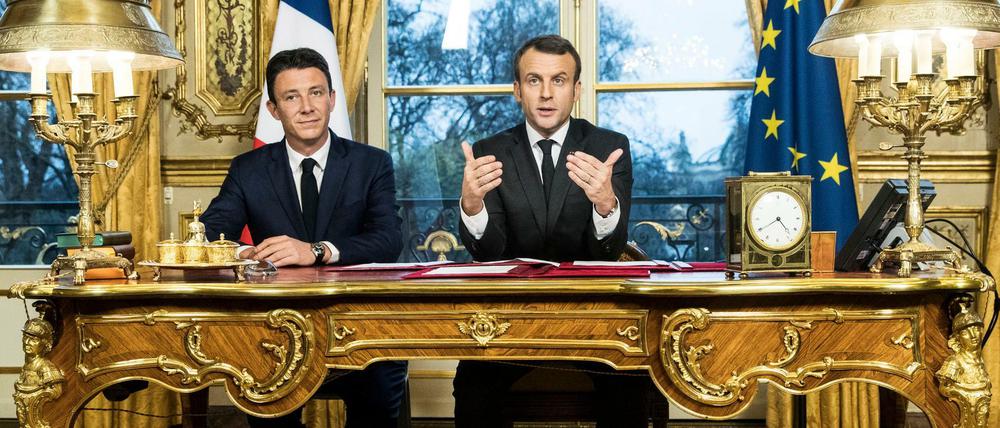 Ob den französischen Präsidenten Emmanuel Macron (rechts) die Diskussion um den Rundfunkbeitrag wirklich interessiert? Wichtiger wird ihm sein, ob er perfekt ins Fernsehbild gerückt ist.