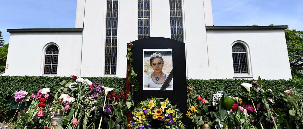 Gedenken an Libuse Safrankova. Die verstorbene Schauspielerin wurde in der Kirche St. Agnes von Böhmen in Prag aufgebahrt. Hunderte Menschen hatten ihr ihre Reverenz erwiesen. 