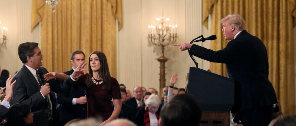 Bei der tumultartigen Pressekonferenz mit Präsident Donald Trump am 7. November wollte eine Mitarbeiterin des Weißen Hauses dem CNN-Reporter Jim Acosta das Mikrofon wegnehmen.