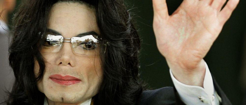 Michael Jackson winkt, bevor sein Prozess im Santa Barbara County courthouse beginnt. (Archivbild 2005)