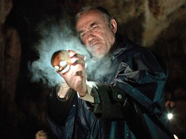 Polizist Fermín Montes (Francesc Orella) macht in einer Höhle eine schreckliche Entdeckung.