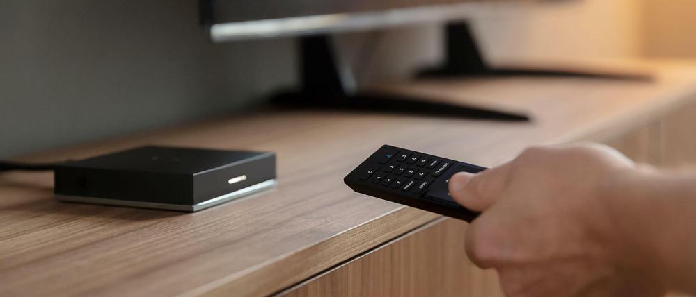 Die GigaTV Net Box verbindet lineares Fernsehen mit Video-on-Demand-Inhalten aus Mediatheken und Streaming-Diensten.