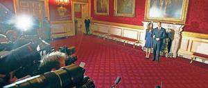 Auf verlorenem Posten? Nach der Verlobung mit Prinz William haben die britischen Medien nun ein unbestreitbares und vor allem berechtigtes Interesse an Kate Middleton. Allerdings gelten klare Grenzen: Ein „Nein“ reicht, und die Kameras müssen ruhen. Foto: dpa