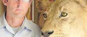 Gerne auch mit Löwen. Louis Theroux scheut die Großwildjagd nicht. Foto: ZDF