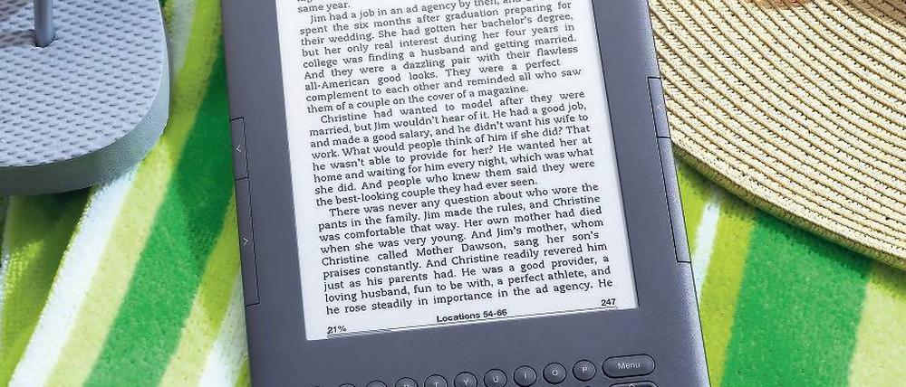 Leichtes Gepäck. Mehrere Titel gleichzeitig können auf den E-Book-Readern wie dem Kindle von Amazon gespeichert werden. Die Händler bieten eine Auswahl von Klassikern bis hin zu neuen Büchern wie „Plötzlich Shakespeare“ von David Safier. Foto: Reuters
