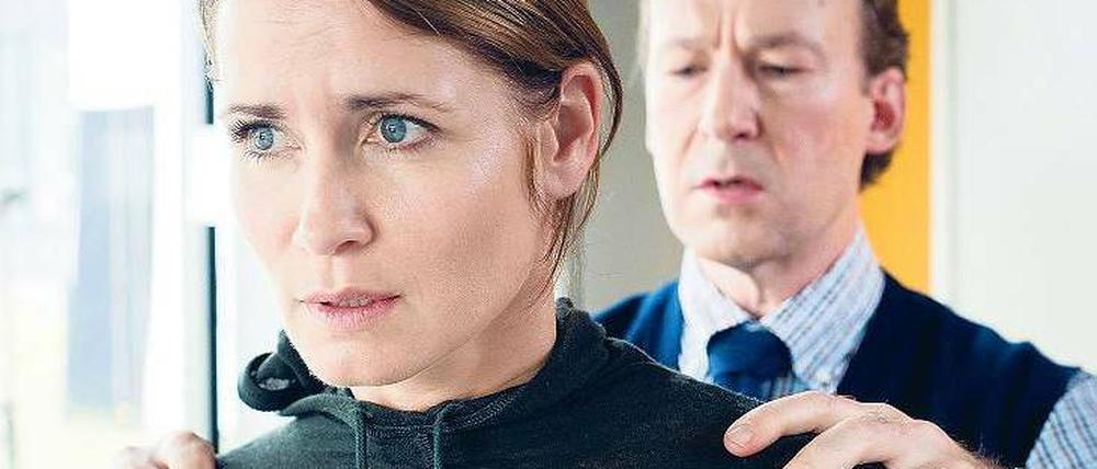 Als hysterisch wird Carola Weber (Anja Kling) von Chefarzt Limberg (Ulrich Noethen) abgestempelt, als sie in ihm ihren Peiniger aus dem Gefängnis erkennt. Foto: SWR