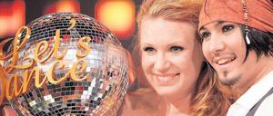 Freud und Leid. Die Ex-Turnerin Magdalena Brzeska und Tänzer Erich Klann freuen sich über den Sieg in der RTL-Tanzshow „Let’s Dance“. 5,20 Millionen Zuschauer sahen am Mittwoch zu, ein deutlicher Rückgang zu 2011, als 6,35 Millionen einschalteten. Foto: dpa