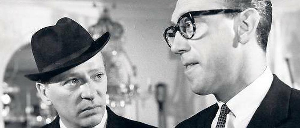 Archibald Arrow (Günther Neutze, l.) und „Major“ Donegan (Horst Tappert) in „Die Gentlemen bitten zur Kasse“. 