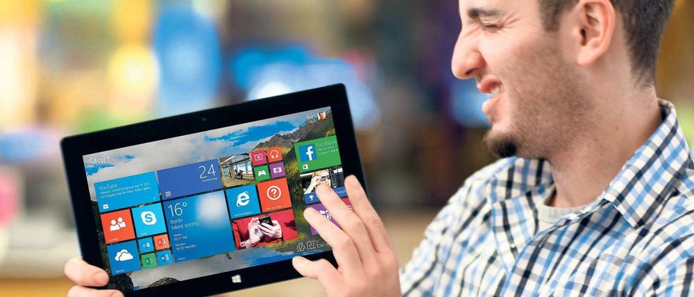 Die zweite Generation der Surface-Tablets von Microsoft ist dünner und leichter. Mindestens genauso wichtig aber ist die längere Akkulaufzeit von bis zu zehn Stunden beim Surface 2. Foto: AFP/Montage Tsp
