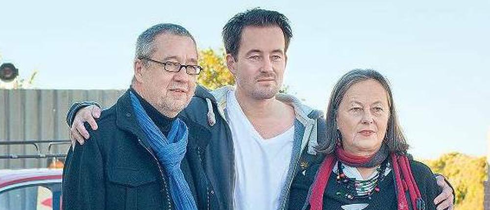 Family Business. Regisseur Christian Schwochow (Mitte) mit seinen Eltern bei den Dreharbeiten zur „Bornhomer Straße“. Heide und Rainer Schwochow haben das Drehbuch zum ARD-Film am kommenden Mittwoch um 20 Uhr 15 geschrieben.