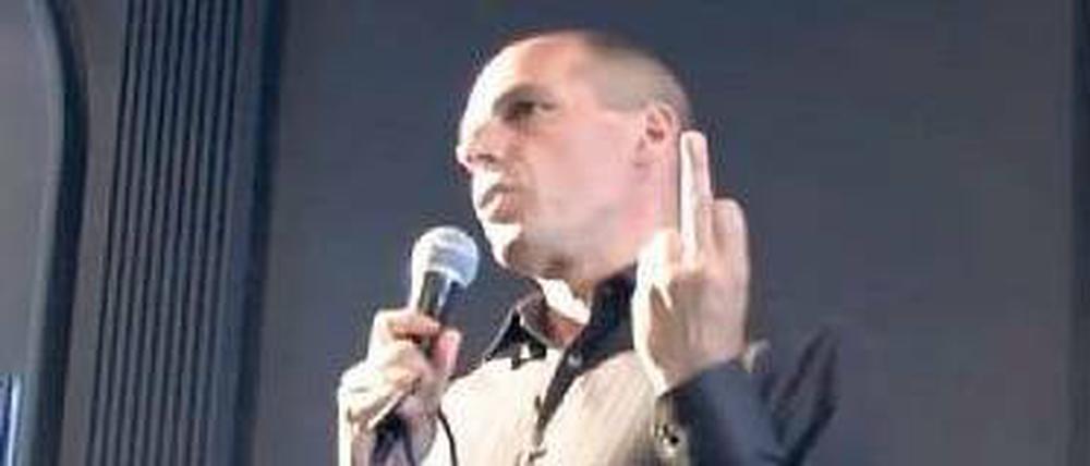 In der Sendung von Günther Jauch wurde ein Video aus dem Jahr 2013 von einem Auftritt des Wirtschaftsprofessors eingespielt. Darin ist zu sehen, wie Varoufakis den Mittelfinger streckt.