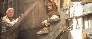 Auf der Flucht. Tyrion Lannister (Peter Dinklage, rechts, im Bild mit Conleth Hill als Lord Varys) hat seinen Vater ermordet. Nach dem Tod des Clan-Oberhauptes herrscht in den sieben Königslanden ein Machtvakuum, das gefüllt werden muss. Foto: Sky/HBO