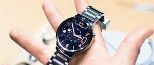 Huawei aus China stellt in Berlin seine erste Smartwatch vor. Sie kostet zwischen 400 und 800 Euro und orientiert sich an traditionellen Schweizer Uhren.
