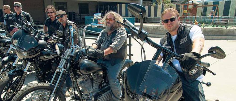 Waffen, Drogen, Prostitution – Jax Teller (Charlie Hunnam, rechts) und seine Biker-„Brüder“ von der Gang Sons of Anarchy sind Outlaws, keine Freiheitskämpfer. 
