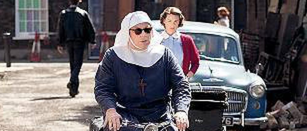 „Darling, just give me one last push“. Schwester Evangelina (Pam Ferris) ist auf dem Weg zu ihrem nächsten Einsatz als Hebamme im Londoner Stadtteil Poplar. 