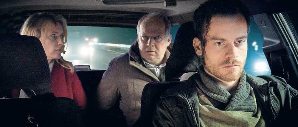Hilflos: Charlotte Lindholm (Maria Furtwängler) und Klaus Borowski (Axel Milberg) werden von einem Taxifahrer (Florian Bartholomäi, r.) entführt. 
