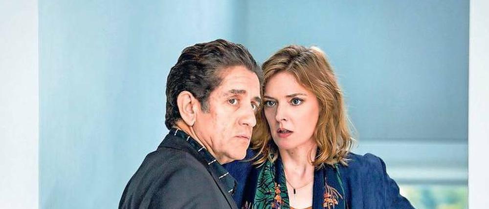 Die Hölle.  Drogenbaron El Feo (Pedro Casablanc) stattet Anna (Kate Moran) einen bedrohlichen Besuch ab und beschuldigt ihren Ehemann Farid des Drogendiebstahls.