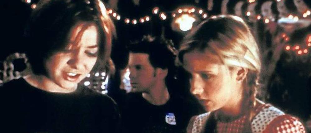 Märchenstunde. Willow (Alyson Hannigan, links) liest ihrer Freundin Buffy (Sarah Michelle Gellar) vor. Die Serie „Buffy“ läuft im Programm von Sixx.