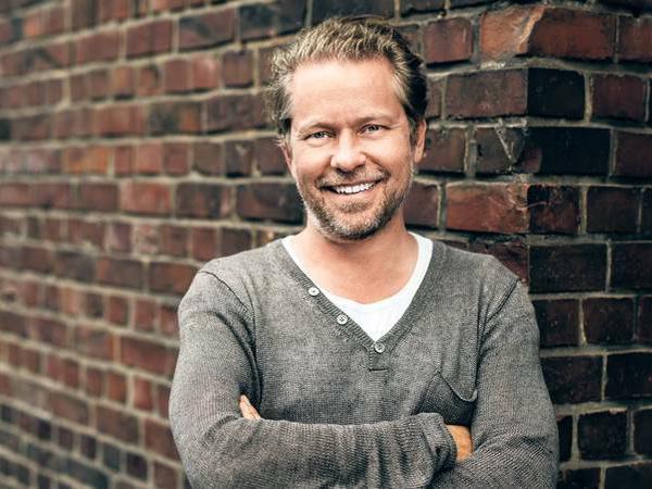 Sebastian Andrae ist Autor der Sitcom "Magda macht das schon!" und Geschäftsführender Vorstand im Verband Deutscher Drehbuchautoren. 