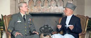Leere Worte: US-General McMohan (Brad Pitt, l.) bekommt beim Kampf gegen die Taliban keine Unterstützung vom afghanischen Präsidenten Karsai (Ben Kingsley). 