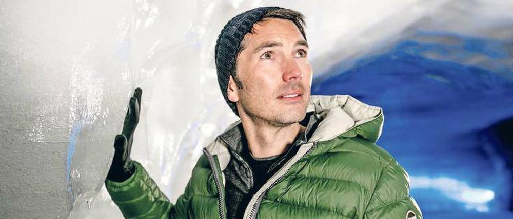 Moderator Stefan Gödde bewundert die Eiswelten im hohen Norden