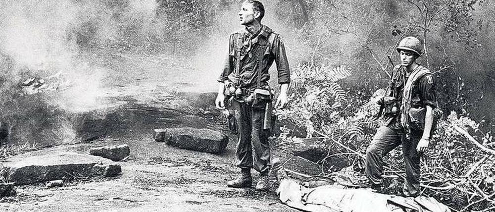 Oktober 1966: Zwei amerikanische Soldaten warten auf einen Hubschrauber, der die Leiche ihres Kameraden ausfliegen soll. Insgesamt starben mehr als 58 000 GIs zwischen 1961 und 1975 in Vietnam. 