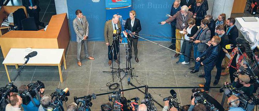 Alles falsch gemacht? Journalisten umringen Alexander Gauland und Alice Weidel, die beiden Vorsitzenden der AfD-Fraktion im Deutschen Bundestag. Foto: dpa/Gregor Fischer