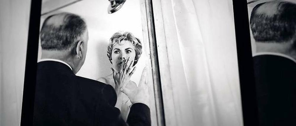Gleich gibt’s Sirup. Regisseur Alfred Hitchcock bespricht die berühmte Duschszene aus „Psycho“ mit Schauspielerin Janet Leigh.