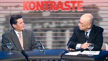 Der spätere Bundespräsident Joachim Gauck (links) diskutiert mit „Kontraste“-Moderator Jürgen Engert. 