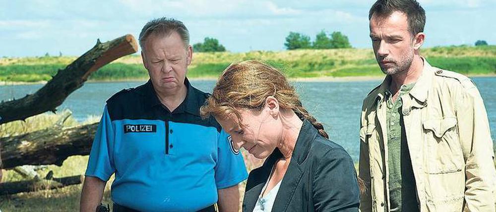 Im Grenzbereich. Kommissarin Olga Lenski (Maria Simon) und Kollege Adam Raczek (Lukas Gregorowicz, rechts) untersuchen die gefundenen Sachen von Paula. 