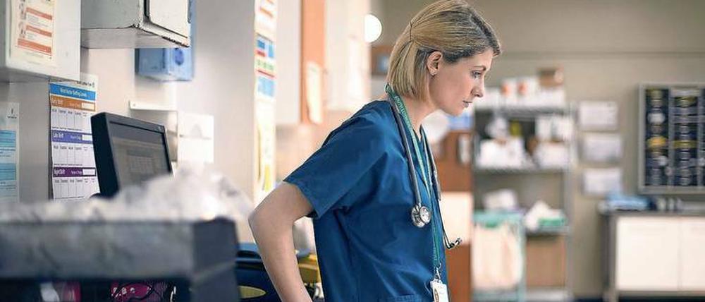 Der neue Job als Ärztin in der Notaufnahme hat einen gewaltigen Haken: Ally Sutton (Jodie Whittaker) heißt eigentlich Cath Hardacre und ist Krankenschwester. 