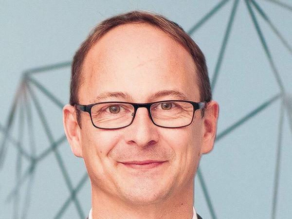 Mike Weber ist stellvertretender Leiter des Kompetenzzentrums Öffentliche IT am Fraunhofer-Institut für Offene Kommunikationssysteme FOKUS in Berlin-Charlottenburg. Er ist Mitautor des „Deutschland-Index der Digitalisierung 2019“.