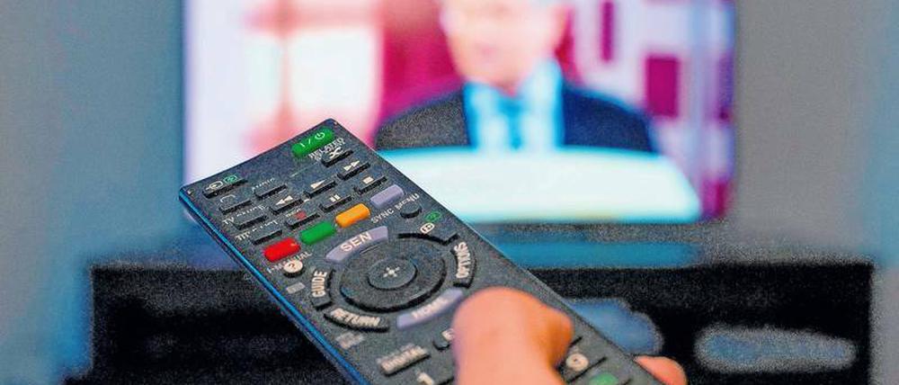 Satellit, Kabel, Antenne oder Internet? Beim Fernsehen konkurrieren nicht nur die Sender um die Gunst der Zuschauer, zugleich stellt sich immer wieder die Frage, auf welchem Wege die Programme auf den TV-Bildschirm gelangen sollen. 