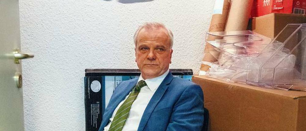 Intrige, Wikileaks, Kokain – was macht der Bundestagsabgeordnete Hans-Josef Eichwald (Bernhard Schütz) in der Abstellkammer? Foto: ZDF