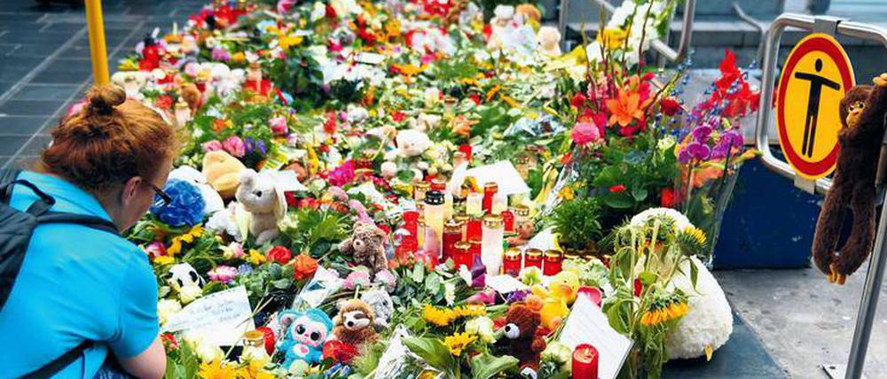 Opfer, nichts anderes. Im Frankfurter Hauptbahnhof legen Passanten Blumen nieder für den achtjährigen Jungen, der aufs Gleis gestoßen und vom ICE überrollt wurde. 