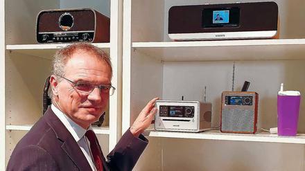 Unter mehr als 600 DAB+-Radios kann mittlerweile gewählt werden. Deutschlandradio-Intendant Stefan Raue probiert auf der IFA eines davon aus.