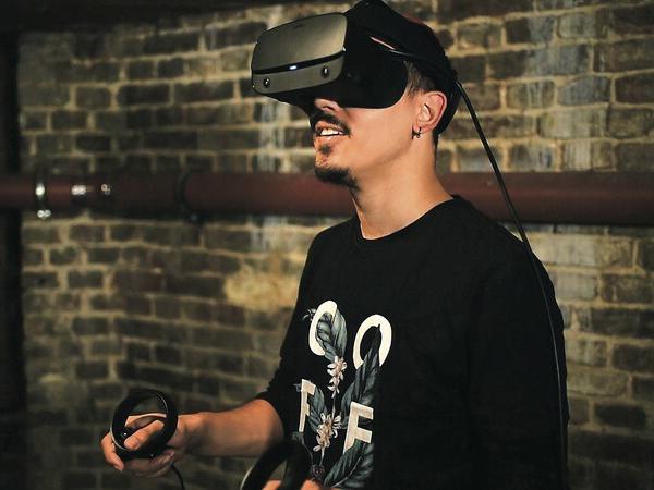 Über die VR-Brille und die Controller in beiden Händen verschwimmt die Grenze zwischen der Spielewelt und der Realität.
