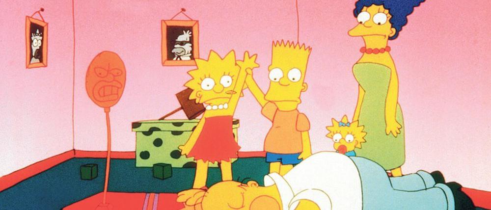 Homer am Boden, gutes Gefühl. Lisa Simpson hat den Familienvater niedergestreckt. Bruder Bart feiert die Siegerin, Schwester Maggie nuckelt und Mutter Marge staunt.