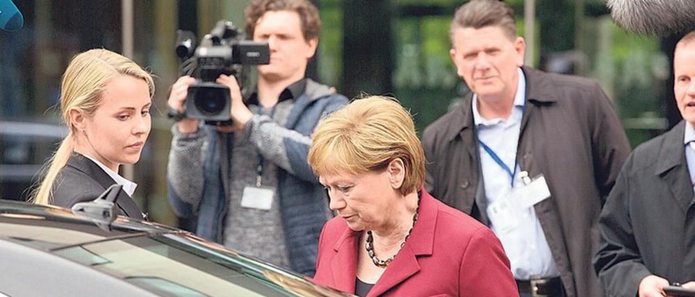 Interessante Inversion. Imogen Kogge hebt Kanzlerin Angela Merkel durch ihre Kunst vordergründig auf ein ganz anderes energetisch-rhetorisches Level. 