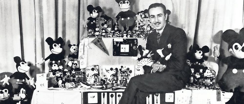 Beispiellose Selbstvermarktung. Walt Disney Anfang der 30er Jahre inmitten von Micky-Maus-Artikeln. Die Erfindung von Micky Maus löste eine ungeheure Merchandising-Welle aus. 