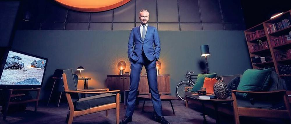 Kann wohl machen, was er will:  Jan Böhmermann auf dem Dach des ZDF-Hochhauses. Nach fast einjähriger TV-Abstinenz startet der 39-jährige Moderator am späten Freitagabend seine neue Show im Zweiten.